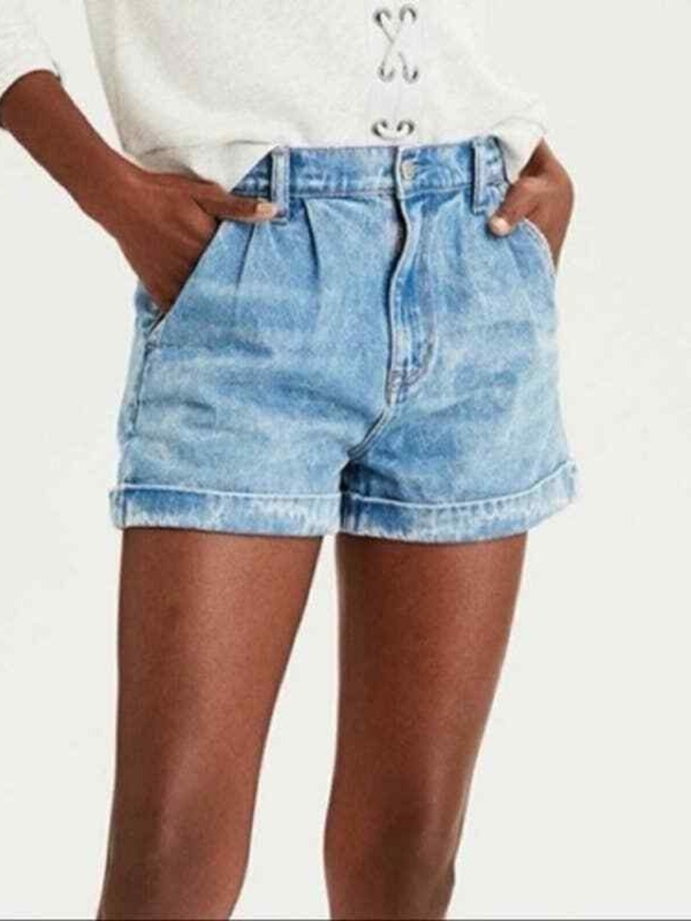 American Eagle Cuffed Mom Shorts Size 4 Pleat Detail Light Wash Denim Blue